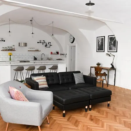 Beautiful 2Bed Apartment In The Centre Of Varazdin Exterior photo